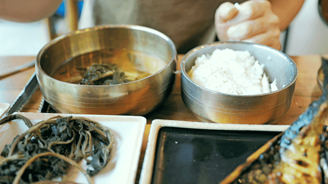 밥과 반찬이 있는 시래기 된장국 식사