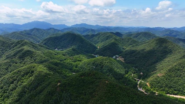 맑은 하늘 아래 푸른 산
