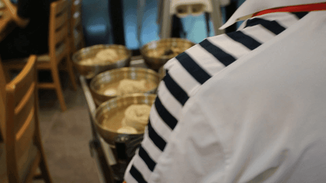 손님들에게 전달되는 막국수들