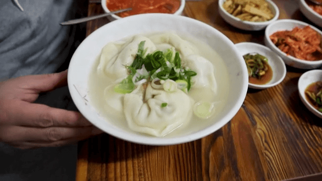 테이블에 제공된 한국 만두국