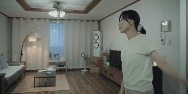 거실에서 귀가하는 딸을 반기는 쓸쓸한 엄마