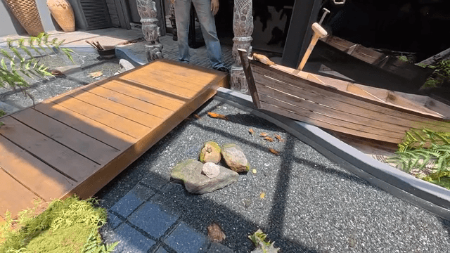 금붕어와 바위가 있는 연못