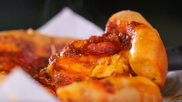 치즈가 늘어나는 시카고 피자 조각