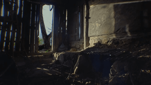 햇빛이 들어오는 오래된 헛간