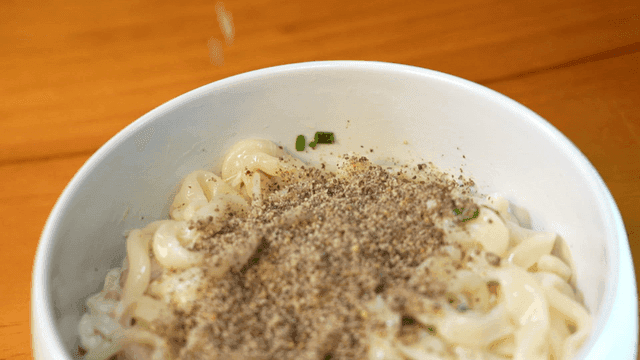 Perilla powder sprinkled on chicken kalguksu noodles