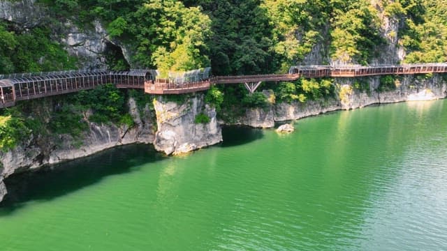 경치 좋은 강변 산책로와 고요한 강