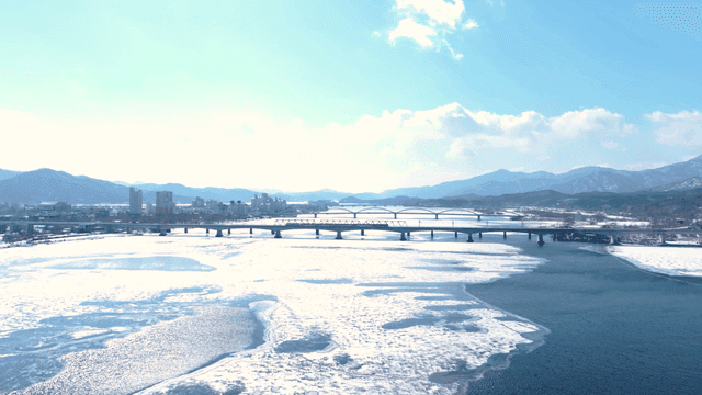 다리와 함께 눈 덮인 풍경
