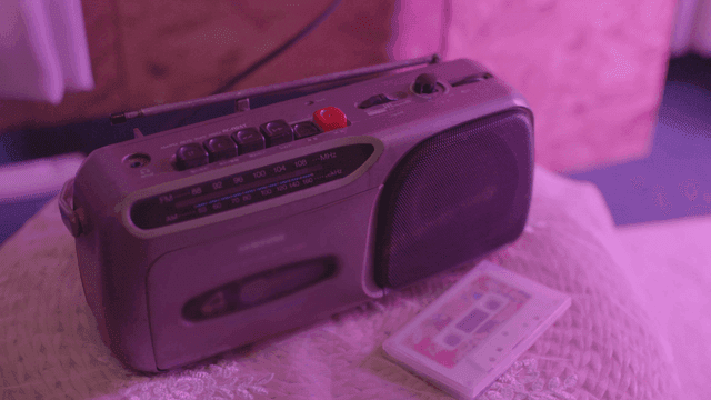 테이블 위의 빈티지 라디오와 카세트