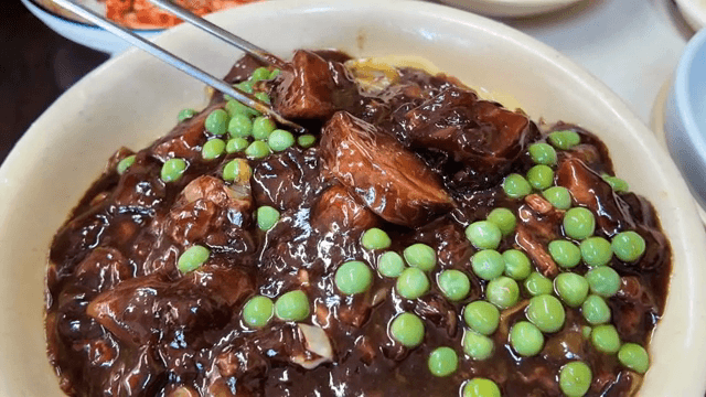 완두콩이 올라간 짜장면 한 그릇