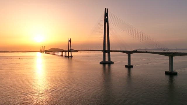 해질녘 고요한 물 위의 다리