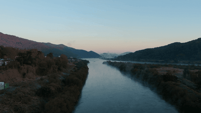 산 사이로 흐르는 고요한 강