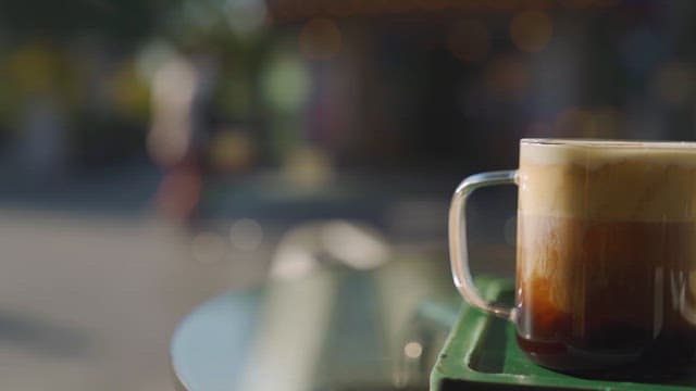 테이블 위 음료수와 디저트의 클로즈업