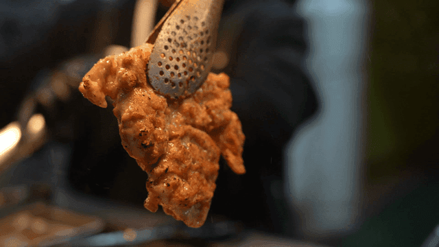 Iron plate chicken bulgogi picked up with tongs