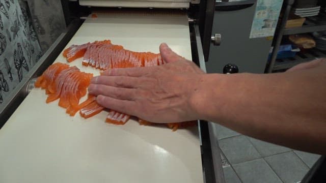 잘라진 연어회 플레이팅