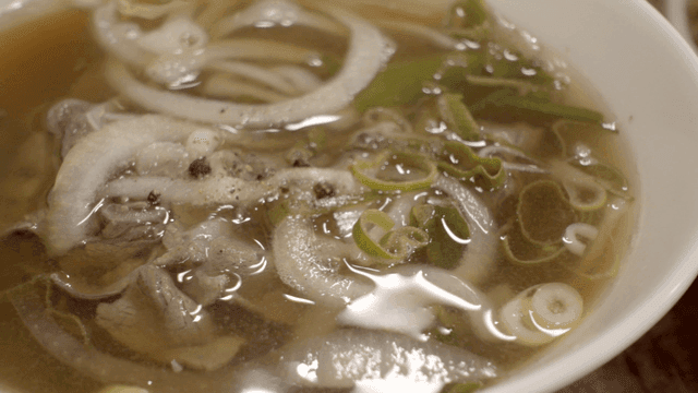 소고기와 양파가 들어간 김이 나는 베트남 쌀국수