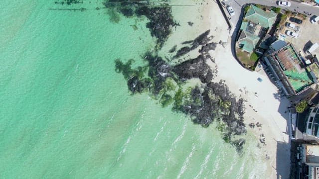 맑은 터키석 물이 있는 해안 지역