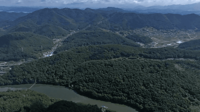 푸른 산과 고요한 호수