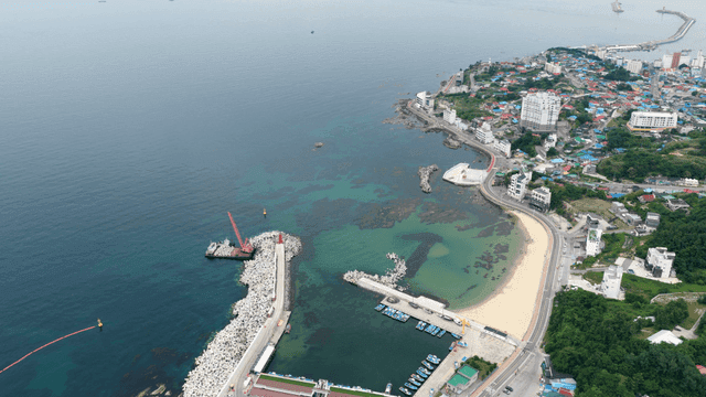 항구와 배가 있는 해안 마을