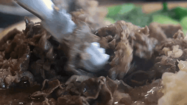 집게로 집는 전골 속 소고기