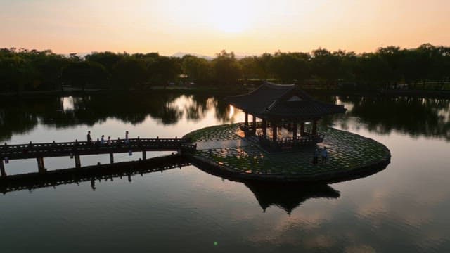 해질녘 고요한 연못 위의 전통 정자
