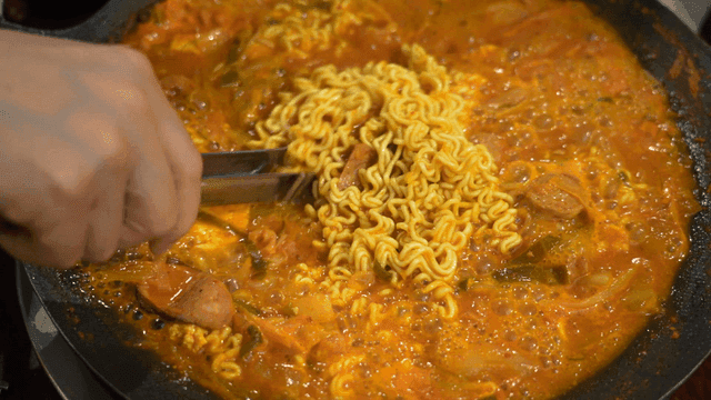 라면을 넣은 부대찌개 요리