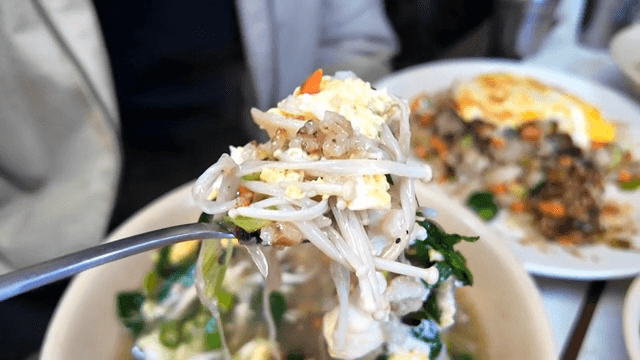 Korean soup with vegetables and mushrooms