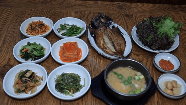 다양한 한국 반찬이 놓인 식탁