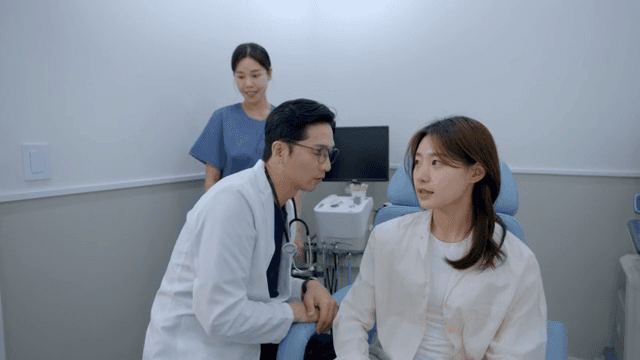 간호사의 안내에 따라 진료실을 나가는 환자