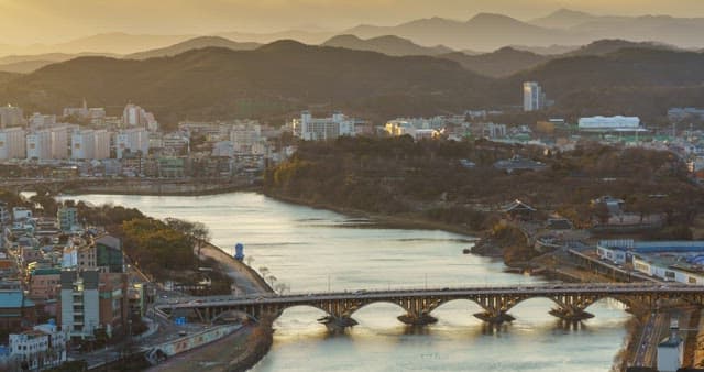 낮부터 밤까지의 강변도시 전경과 하늘