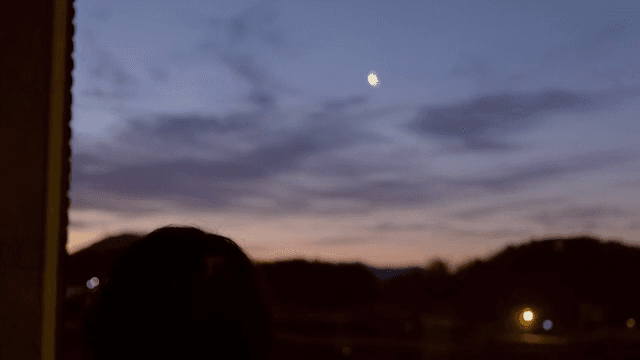 저녁 하늘을 바라보는 사람