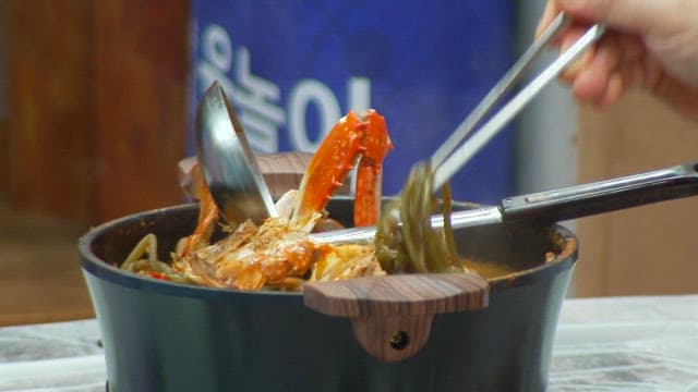 맛있는 고구마순 게국지를 덜어 그릇에 담는 모습