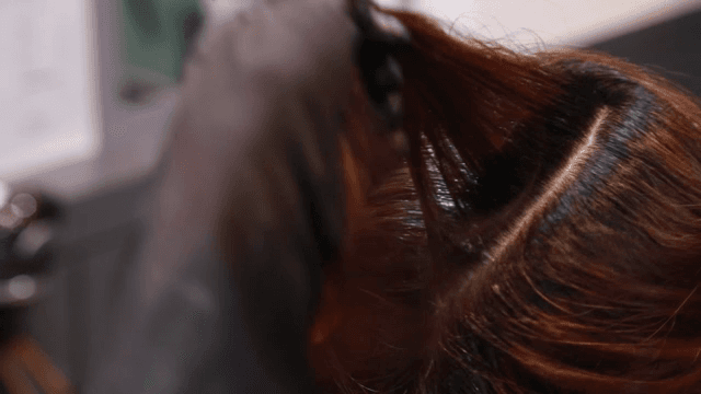 미용실에서 염색약을 바르는 장면