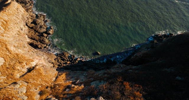 험준한 해안 절벽의 해안 풍경