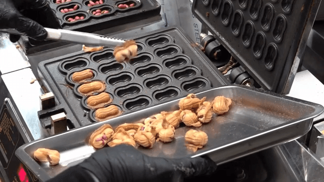 갓 구운 땅콩 모양의 빵