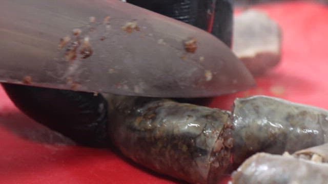 빨간 도마 위에서 썰리는 김이 모락모락 나는 순대