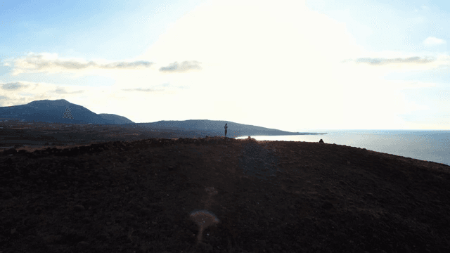 햇빛이 내리는 바다 옆 언덕