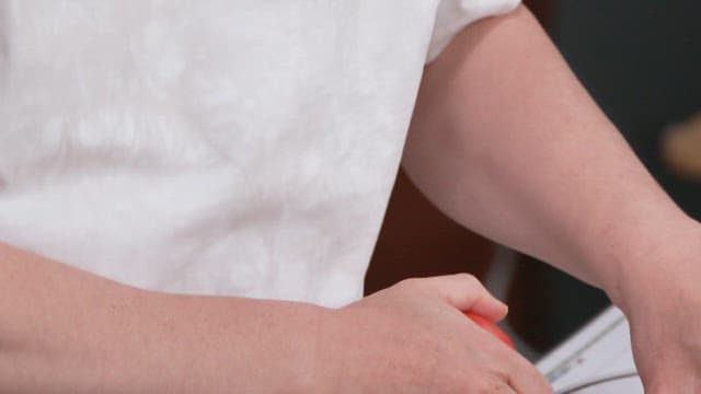 유리 그릇에 든 토마토를 보여주는 사람