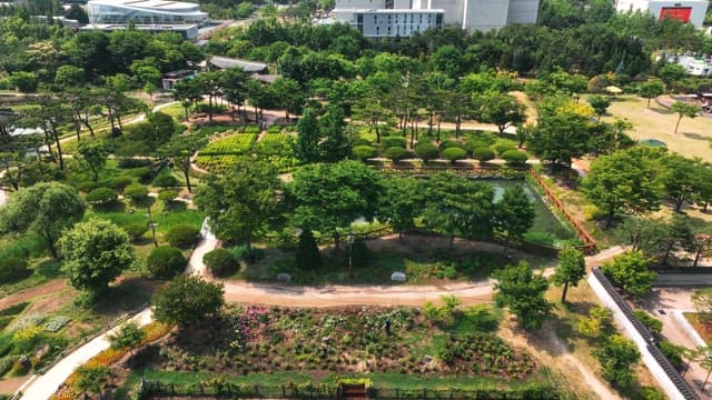 아름답게 조경된 수목원의 항공 뷰