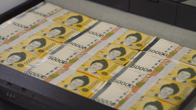 현금 다발로 가득 찬 서류 가방