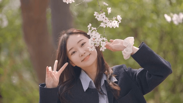 봄에 벚꽃을 즐기는 여성