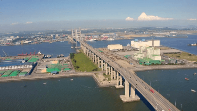 분주한 항구 위의 긴 다리