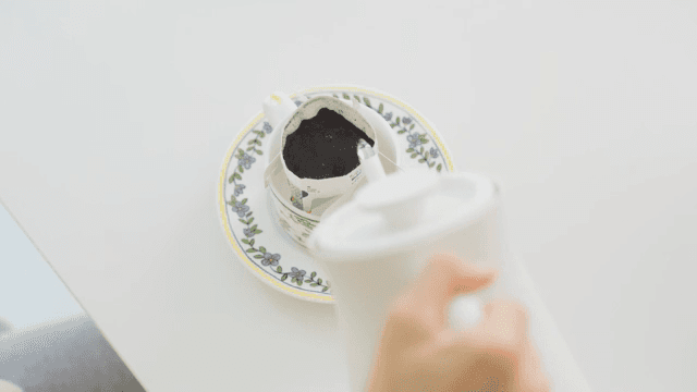 흰색 테이블에서 커피 포트로 물을 부어 드립 커피 만들기