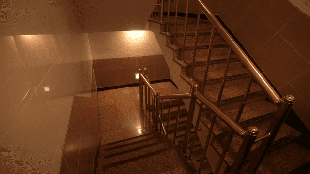 따뜻한 조명의 실내 계단