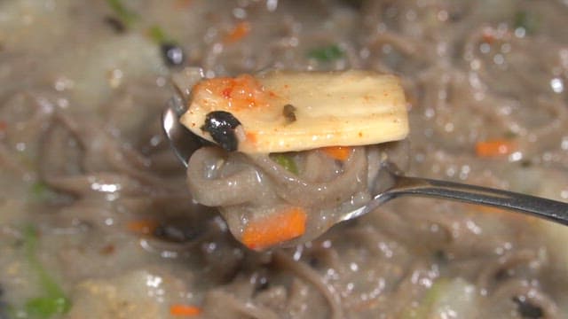 한국의 향토 음식 감자옹심이 한 숟가락