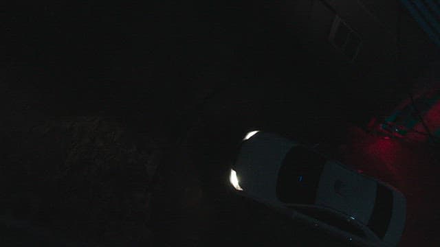 어두운 밤에 넓은 공터에서 이동하는 택시 