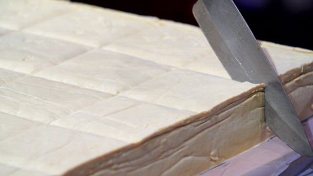 칼로 두부 자르기