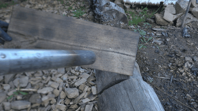 목재를 토치로 표면 처리하는 모습