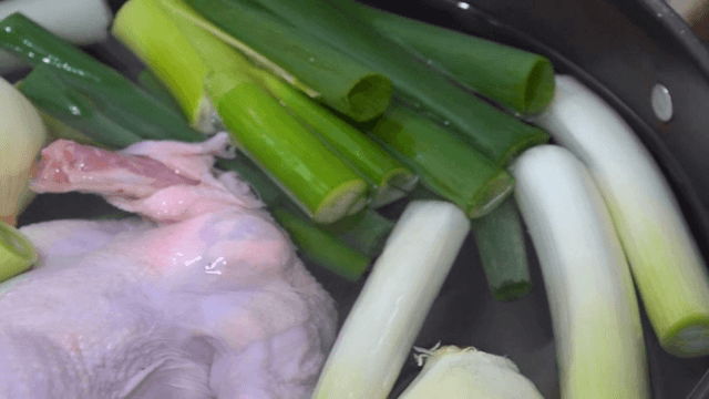 냄비 속 닭고기와 채소