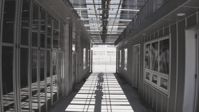 그늘진 목공예실 복도