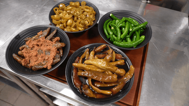 쟁반 위에 다양한 고추 반찬